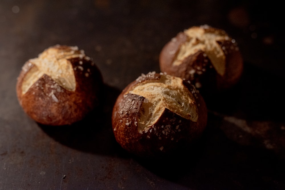 Schwarzbrot auf schwarzem Tisch