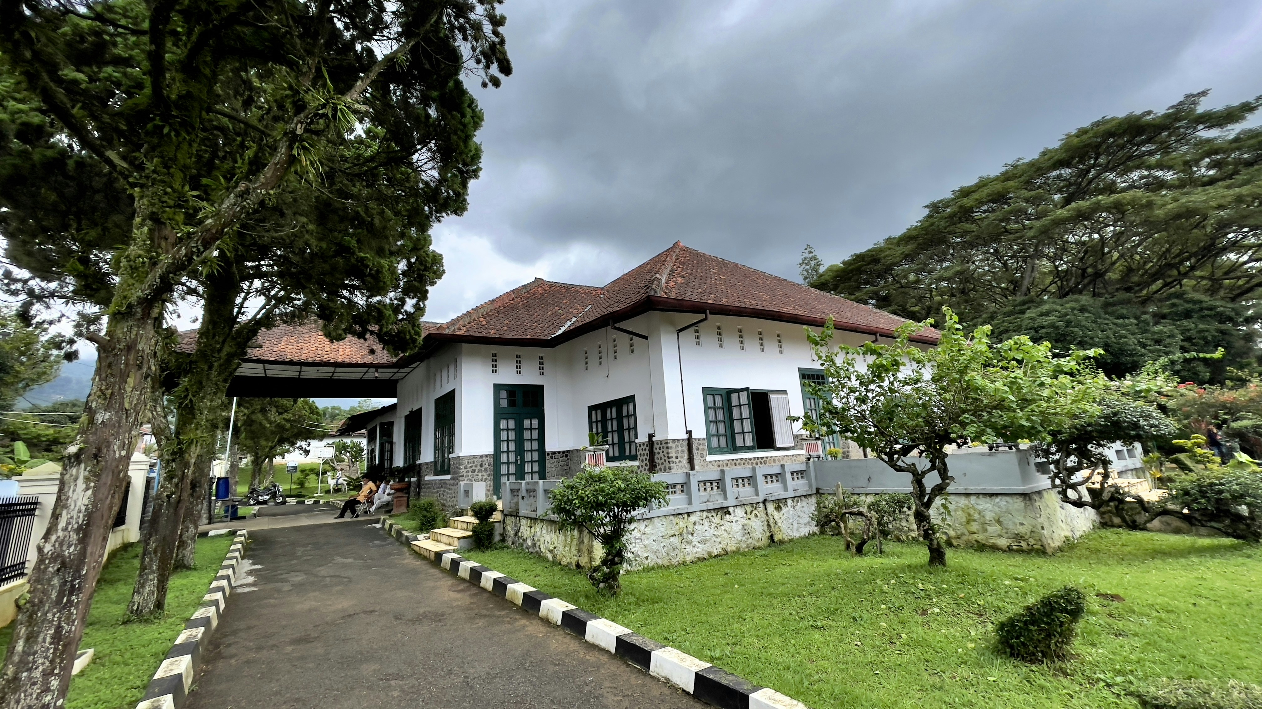 photo 1617068393685 43591915c003?crop=entropy&cs=tinysrgb&fit=max&fm=jpg&ixid=M3w0NTA4MTl8MHwxfHNlYXJjaHwyfHxob3VzZSUyMG5lZ290aWF0aW9ufGVufDB8MHx8fDE3MTU5MDI1NzF8MA&ixlib=rb 4.0