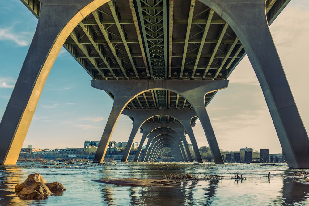 Graue Betonbrücke über Gewässer tagsüber