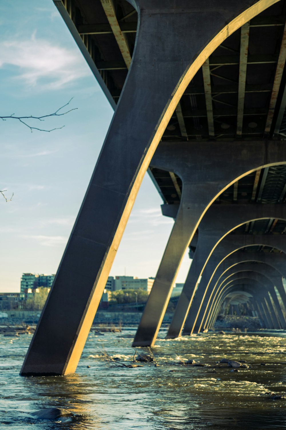 Puente de hormigón marrón sobre el cuerpo de agua durante el día