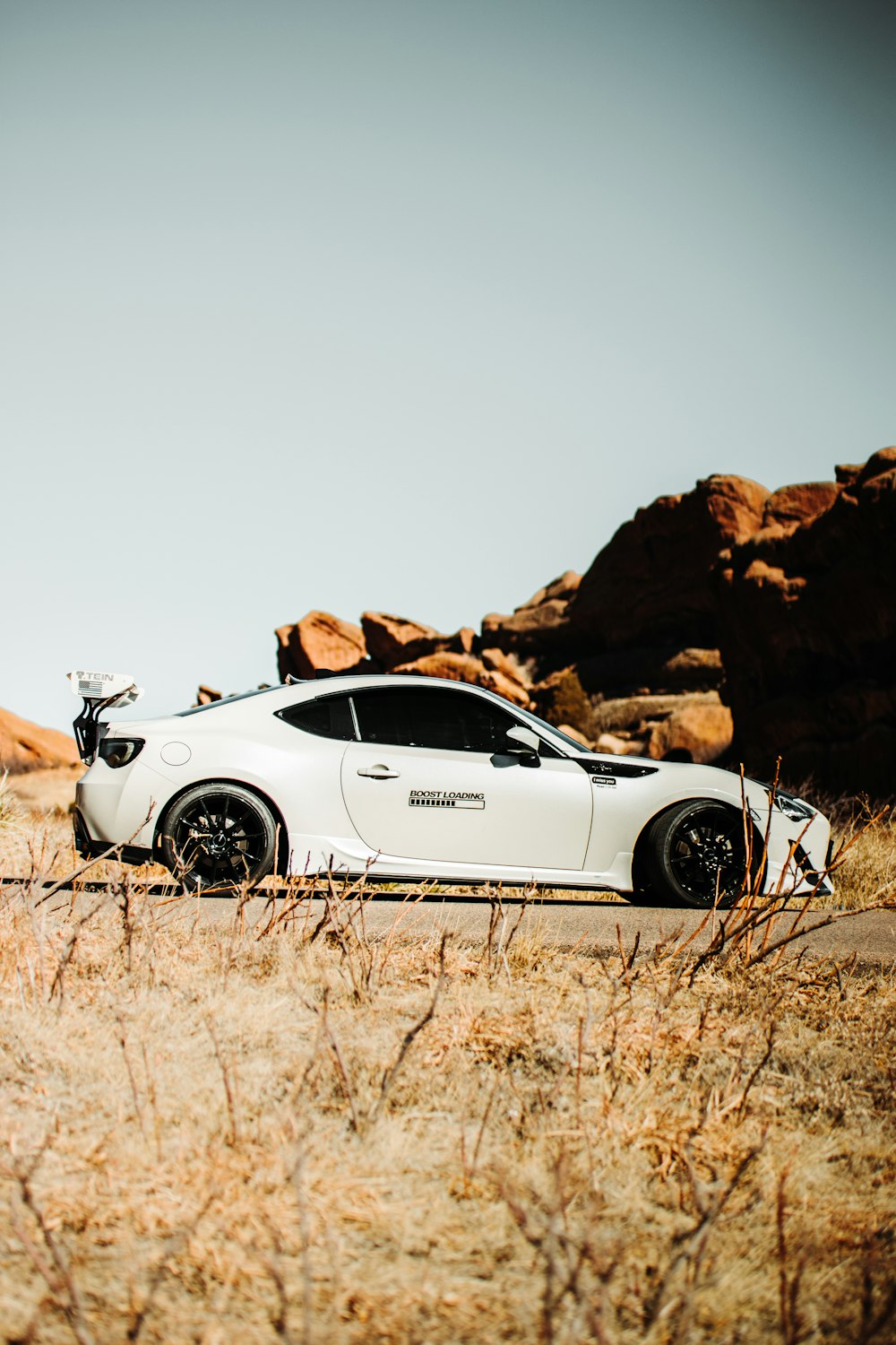 Porsche 911 blanco en campo marrón durante el día