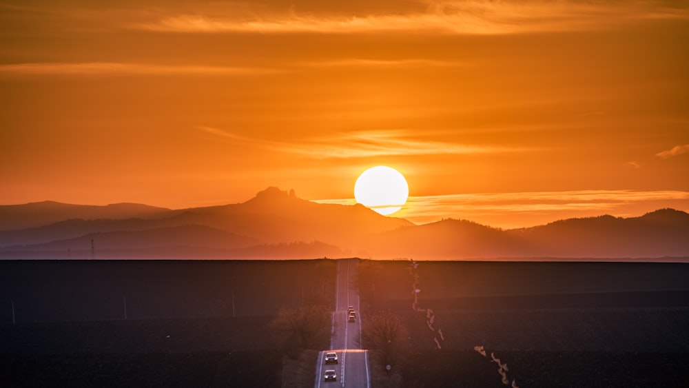 silhueta do edifício durante o pôr do sol