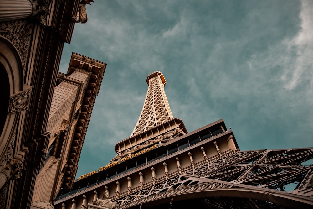 Bâtiment en béton brun et blanc sous ciel bleu