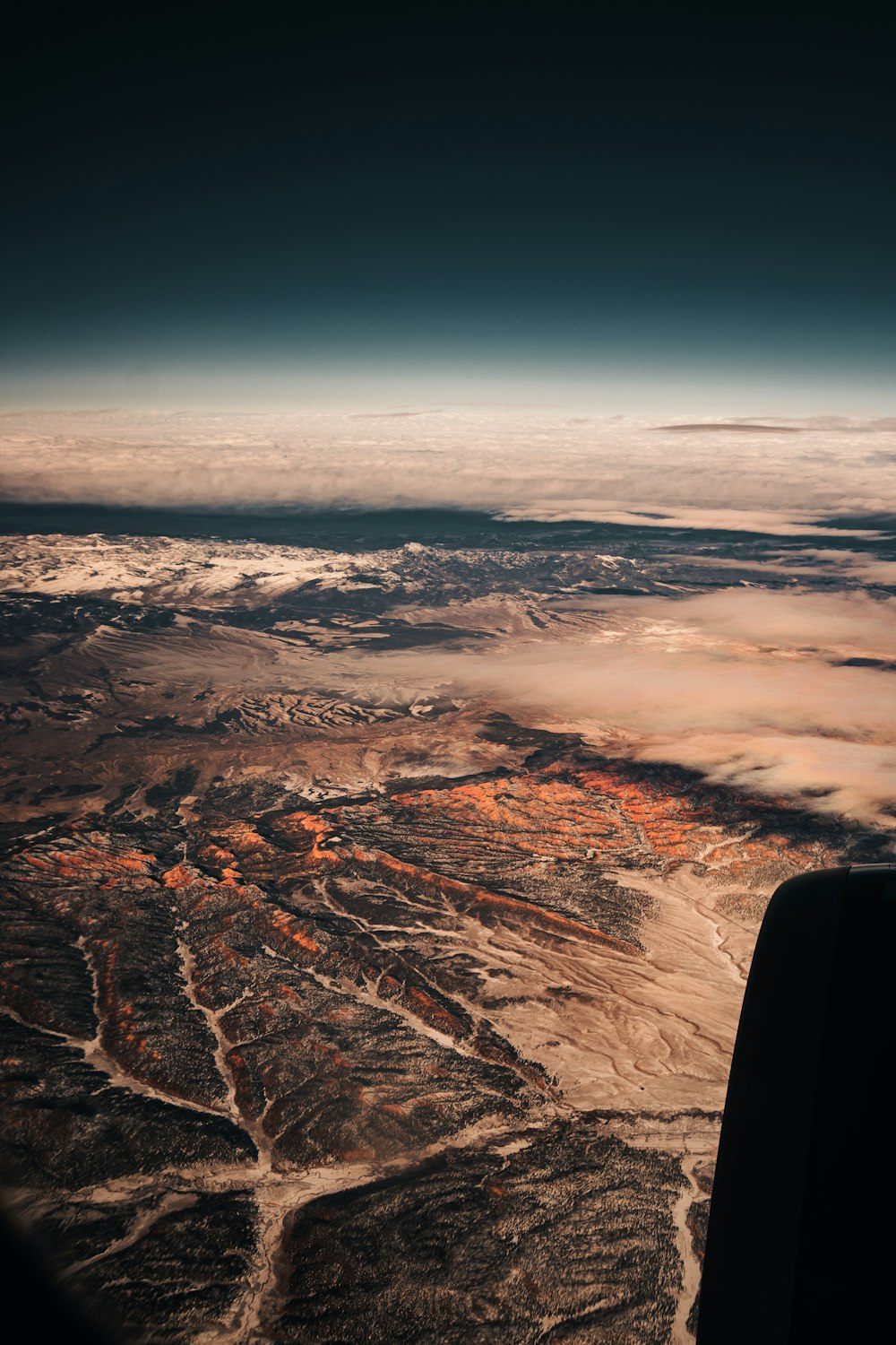 Vista aérea de las montañas marrones durante el día