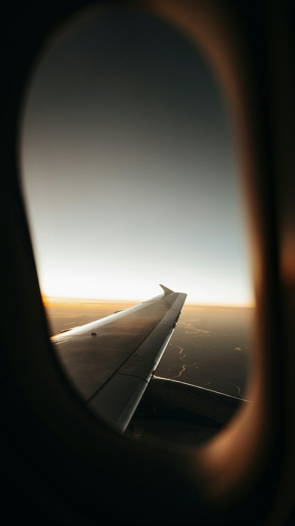 Vista de la ventana del avión de la puesta del sol