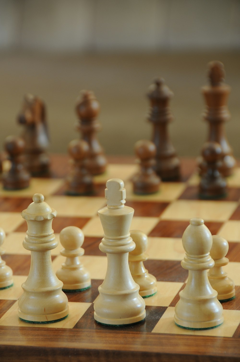 piezas de ajedrez en tablero de ajedrez