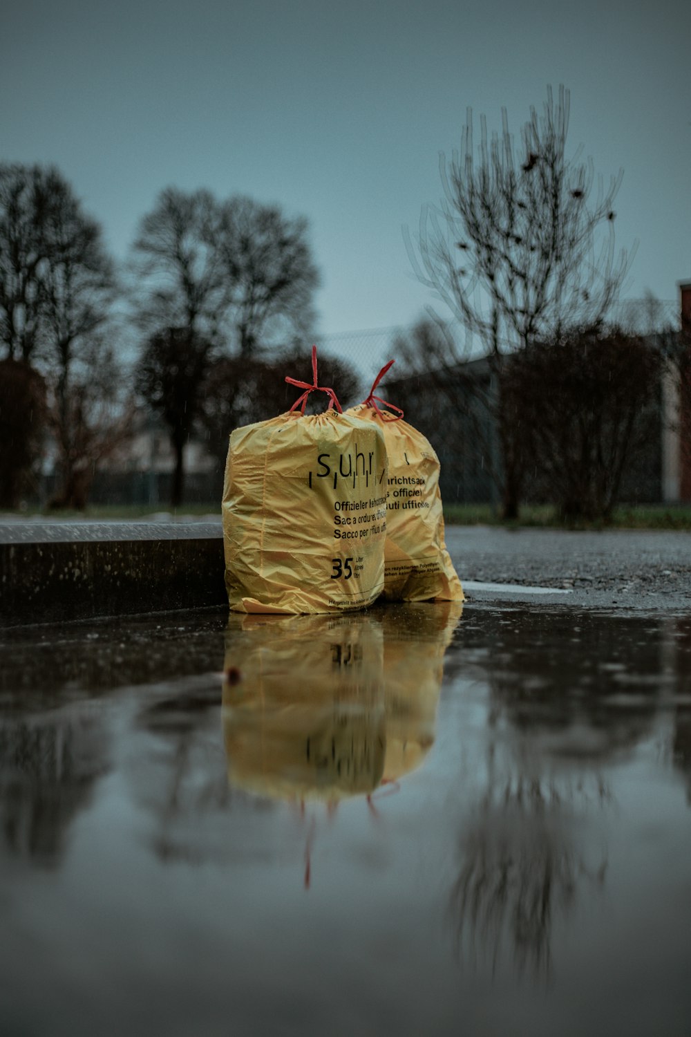 Person in brauner Jacke und brauner Hose auf Wasser stehend