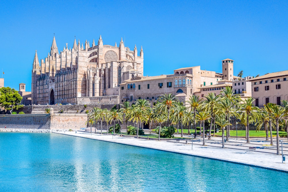 edificio in cemento marrone vicino allo specchio d'acqua durante il giorno