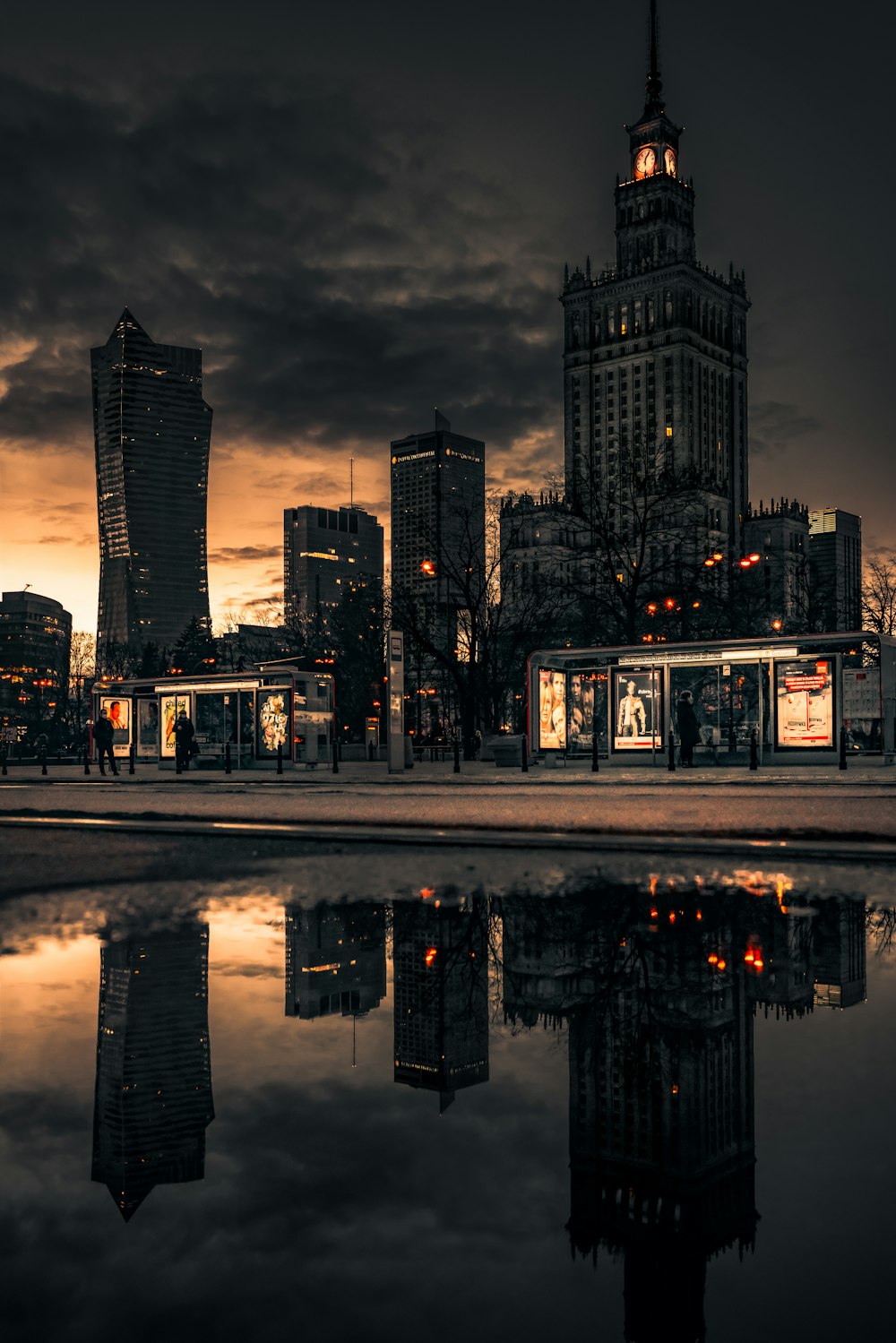 Skyline der Stadt bei Nacht