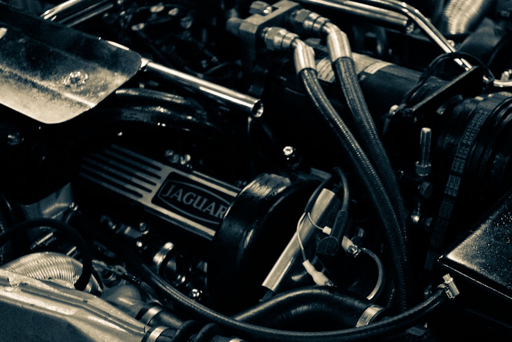 schwarz-silberner Motorradmotor