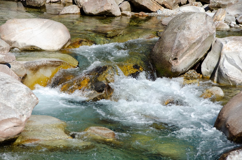 Rocas grises en el río durante el día