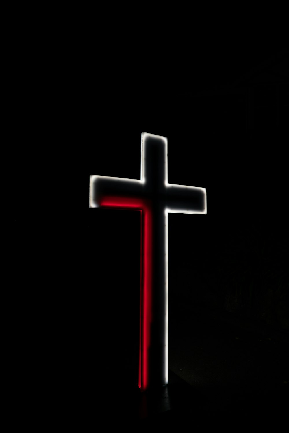 Foto cruz roja con fondo negro – Imagen Cruz gratis en Unsplash