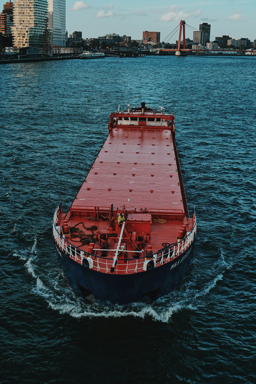 nave rossa e nera in mare durante il giorno