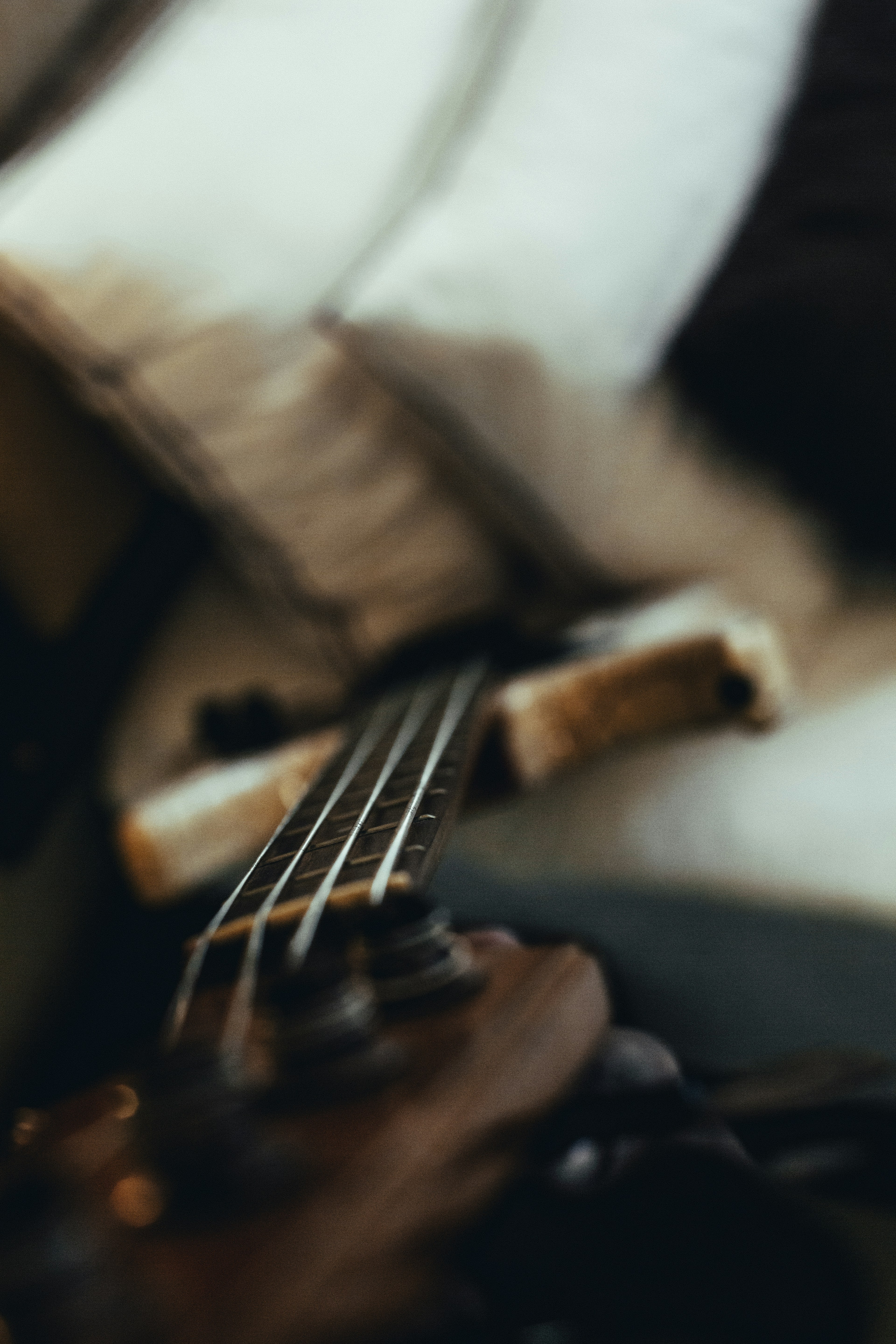 茶色の木製の椅子に茶色のアコースティック ギターの写真 Unsplashで見つけるスリランカの無料写真