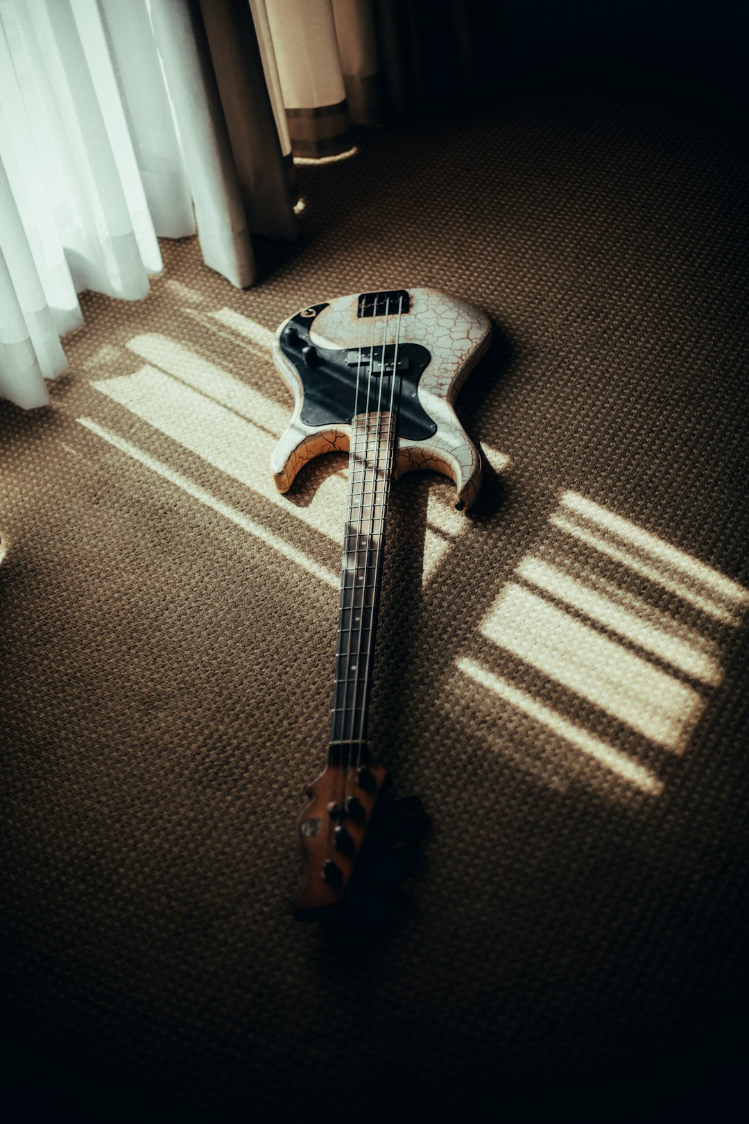 white and brown stratocaster electric guitar