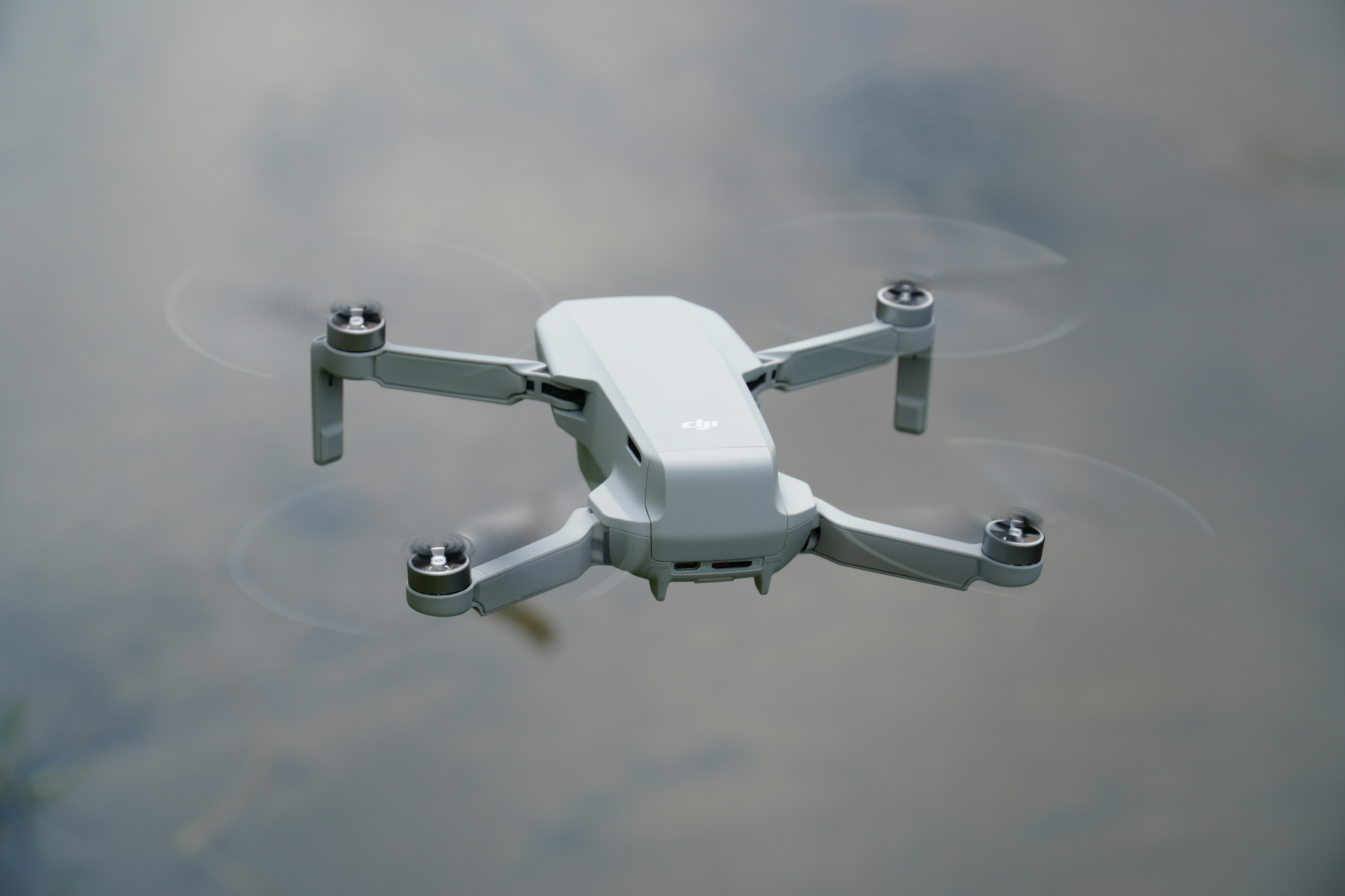 drone bianco su superficie bianca