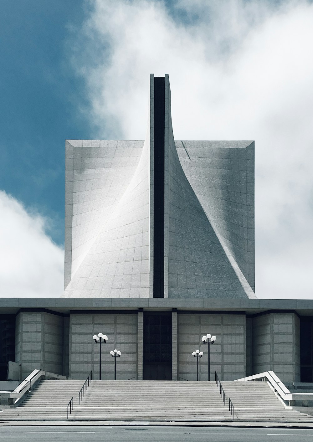 Bâtiment en béton gris sous le ciel bleu pendant la journée