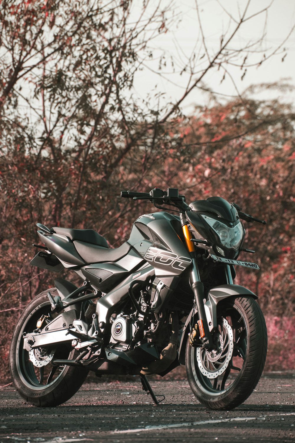 黒と白の裸のオートバイ