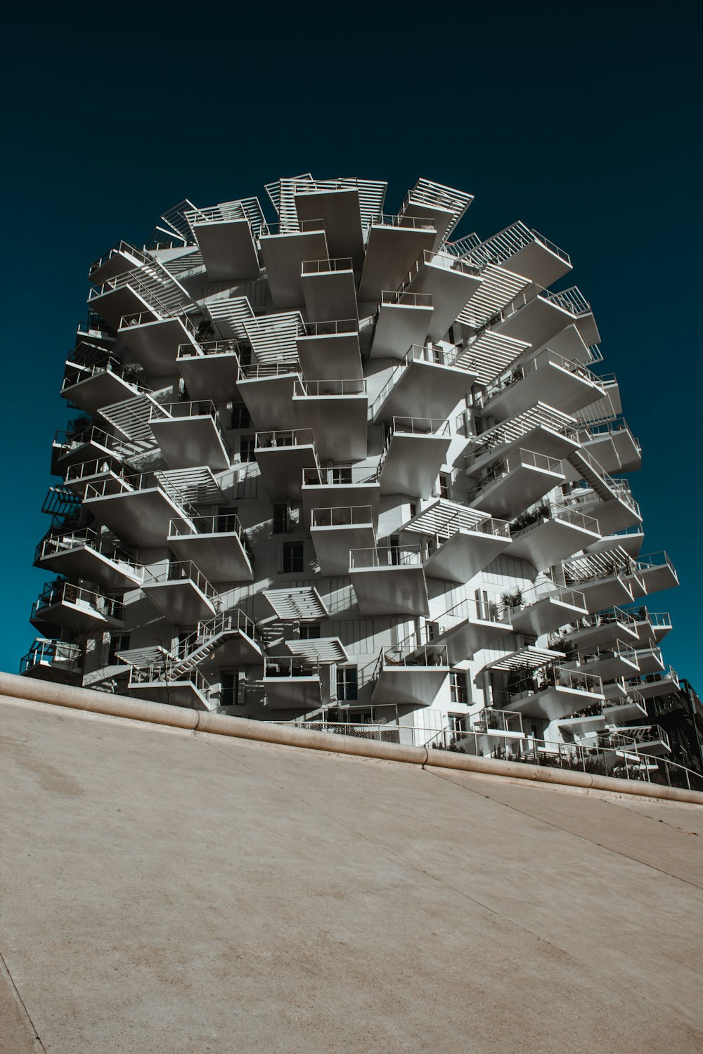 edificio bianco e grigio sotto il cielo blu durante il giorno