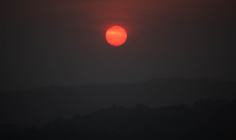 silhouette de montagne au coucher du soleil