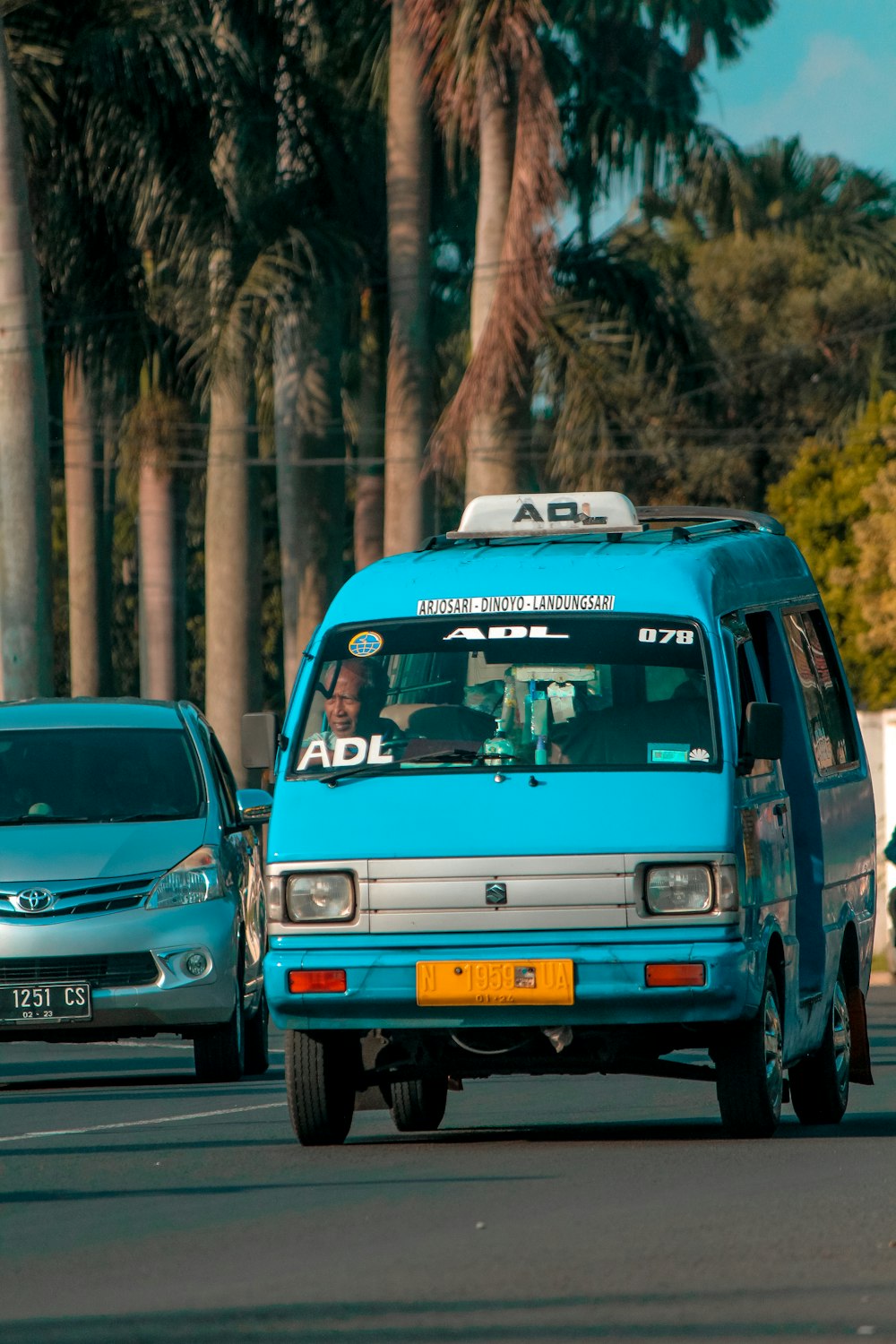 Fourgonnette Volkswagen bleue et blanche sur la route pendant la journée