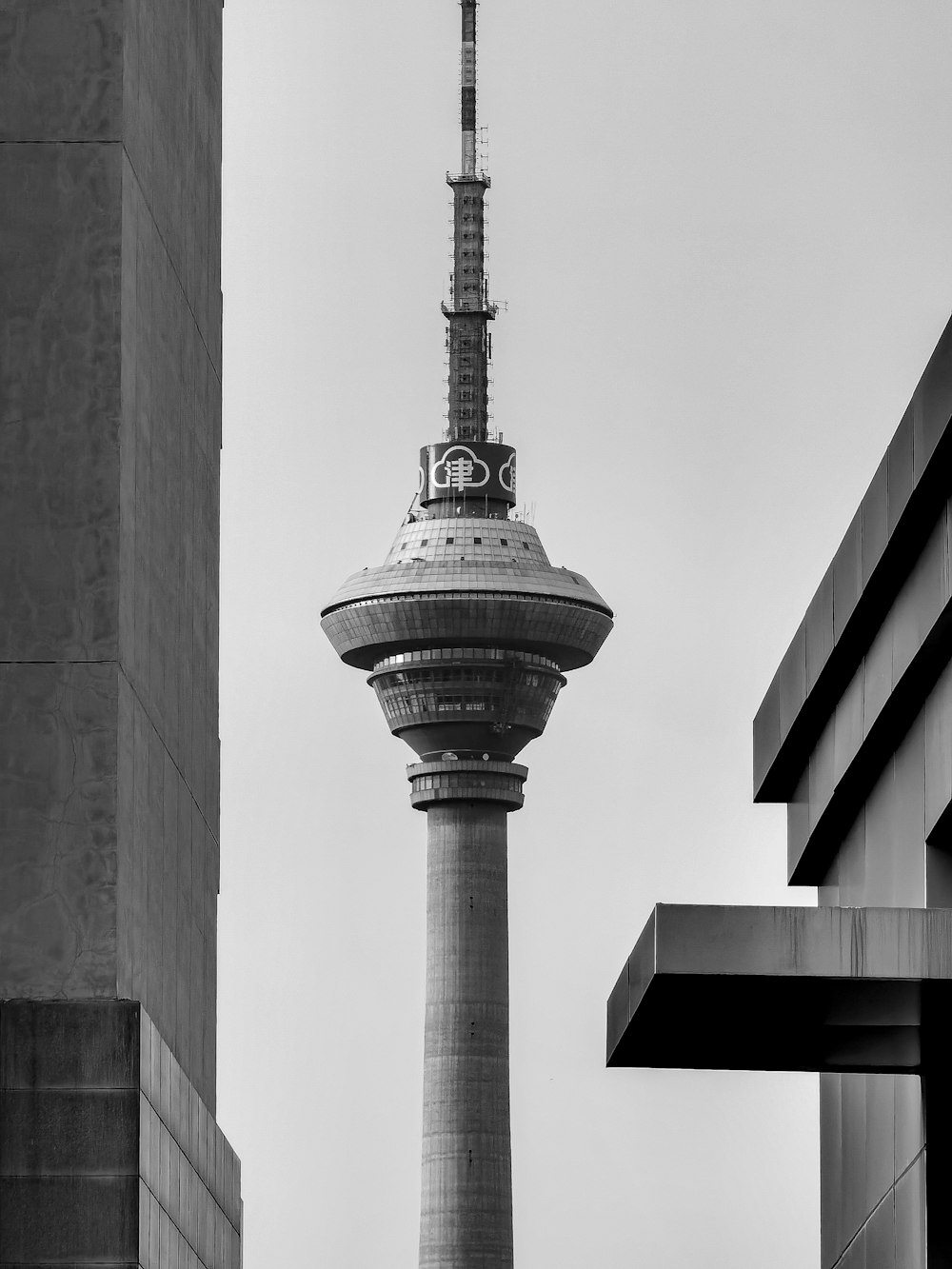 foto em escala de cinza da torre de concreto