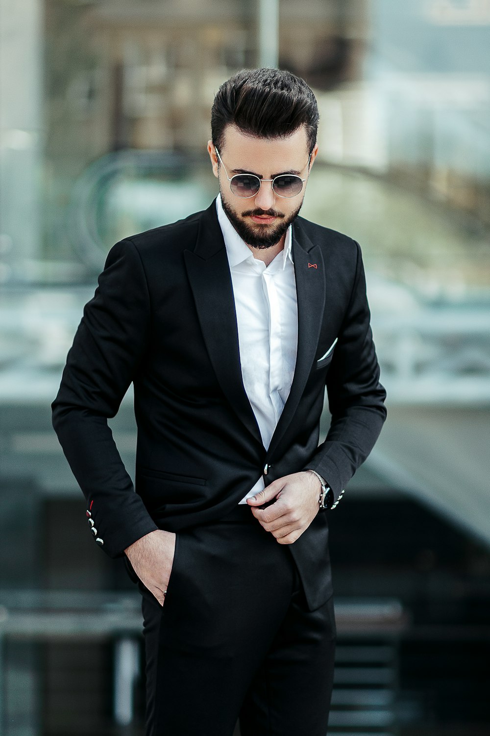 Hombre Serio Morena En Estilo Casual Con Mono Blanco Camiseta Y Denim  Sostener Las Manos En Frente De Pie Y Mirando Ahora Con Cara Seria Foto de  stock y más banco de