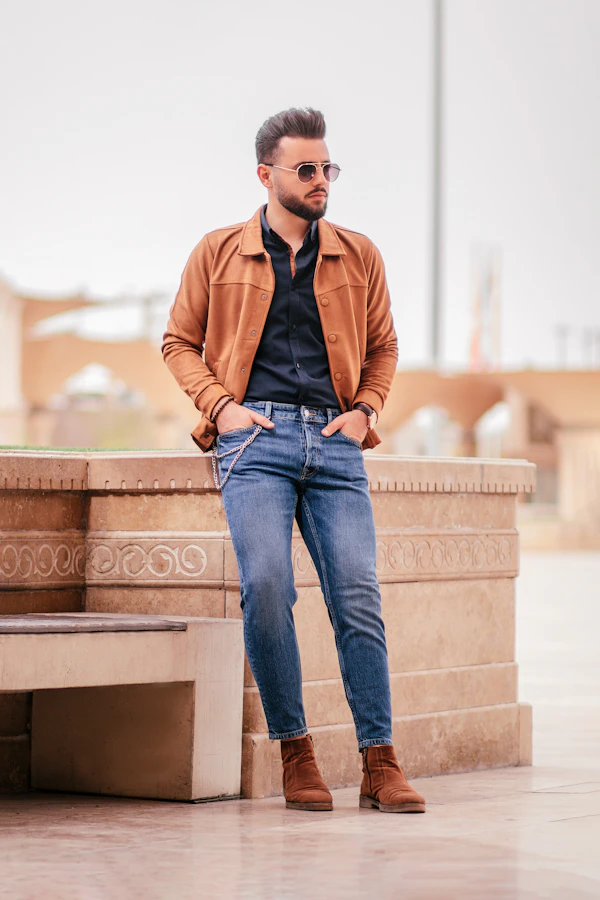 رجل يرتدي جاكيت جلد بني وبنطال جينز
