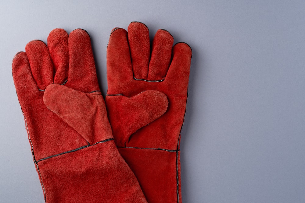 Guantes De Lana Verde Bebé Aislados En Blanco Con Trazado De Recorte Fotos,  retratos, imágenes y fotografía de archivo libres de derecho. Image 69868297