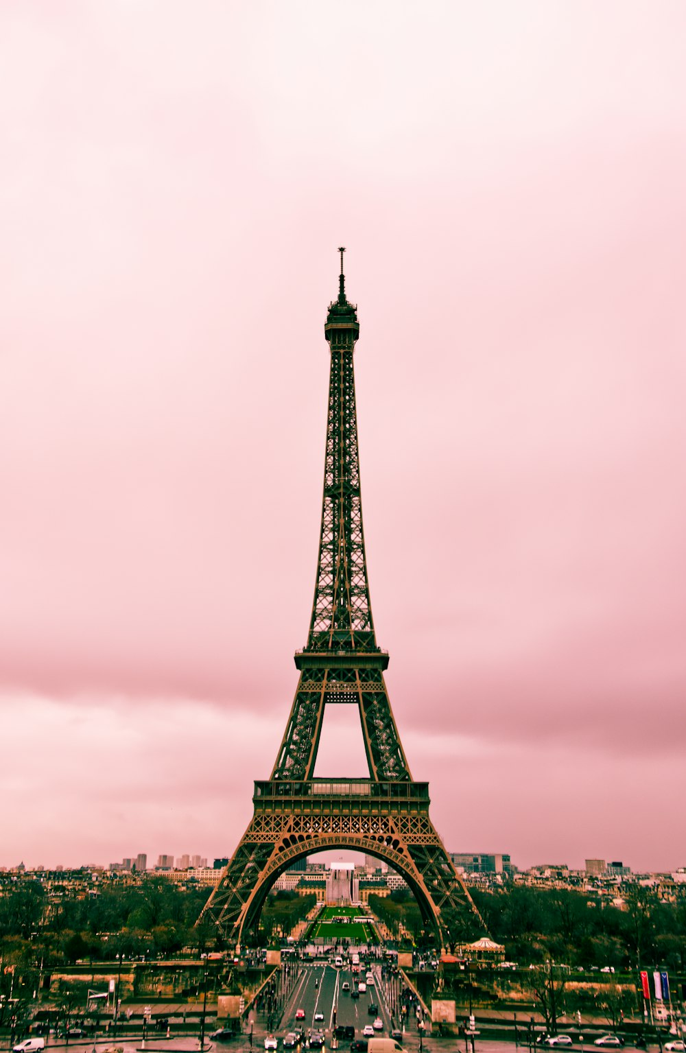 Torre Eiffel bajo el cielo gris