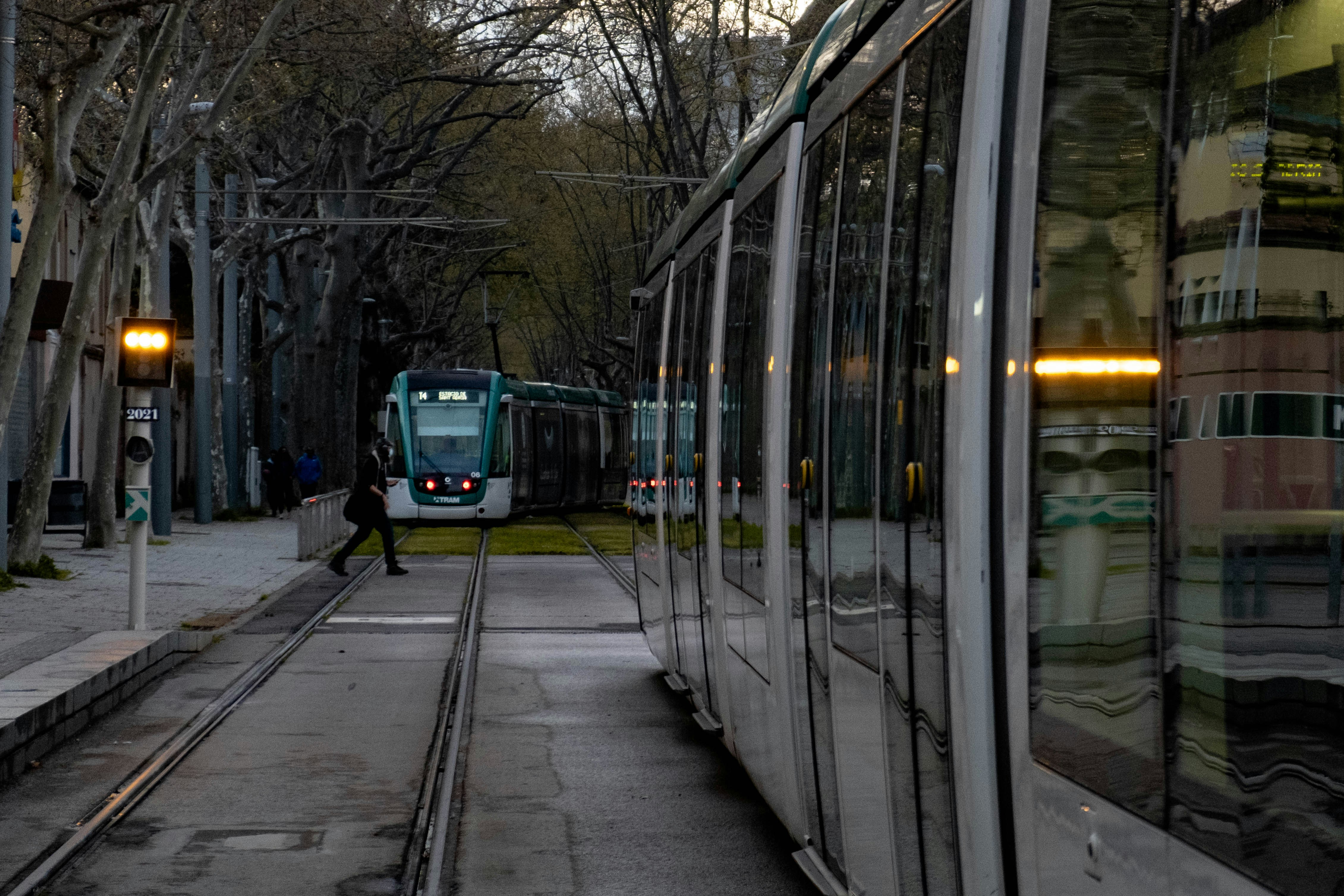 Tren verde y blanco en la vía férrea
