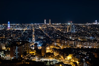 Foto panorámica nocturna de la ciudad de Barcelona