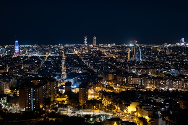 Foto panorámica nocturna de la ciudad de Barcelona