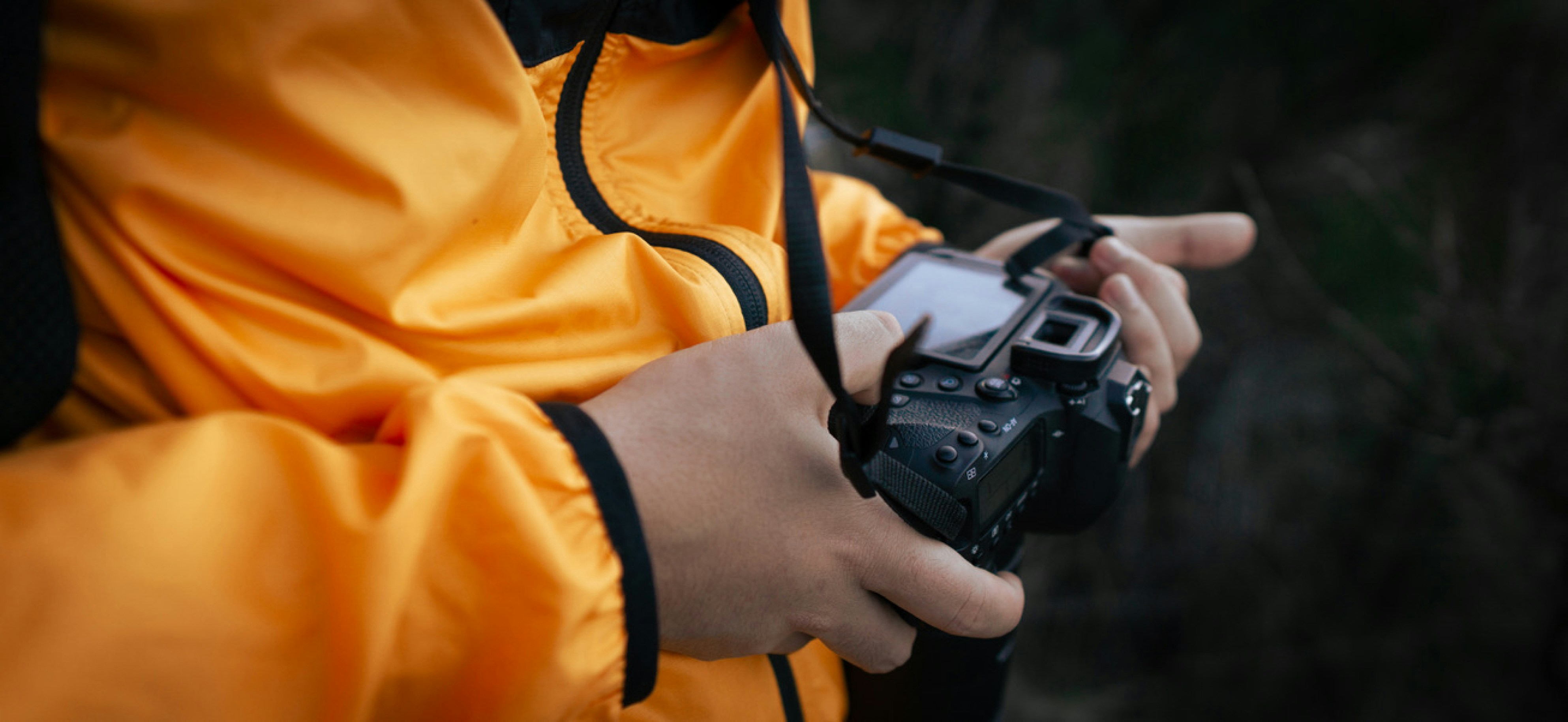 Fotógrafo avaliando câmera de bolso voadora antes de decidir pela compra