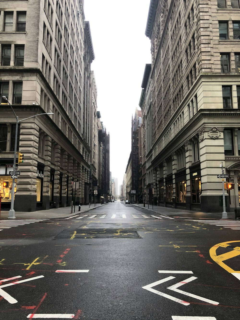 schwarz-gelbe Fußgängerzone zwischen Hochhäusern tagsüber