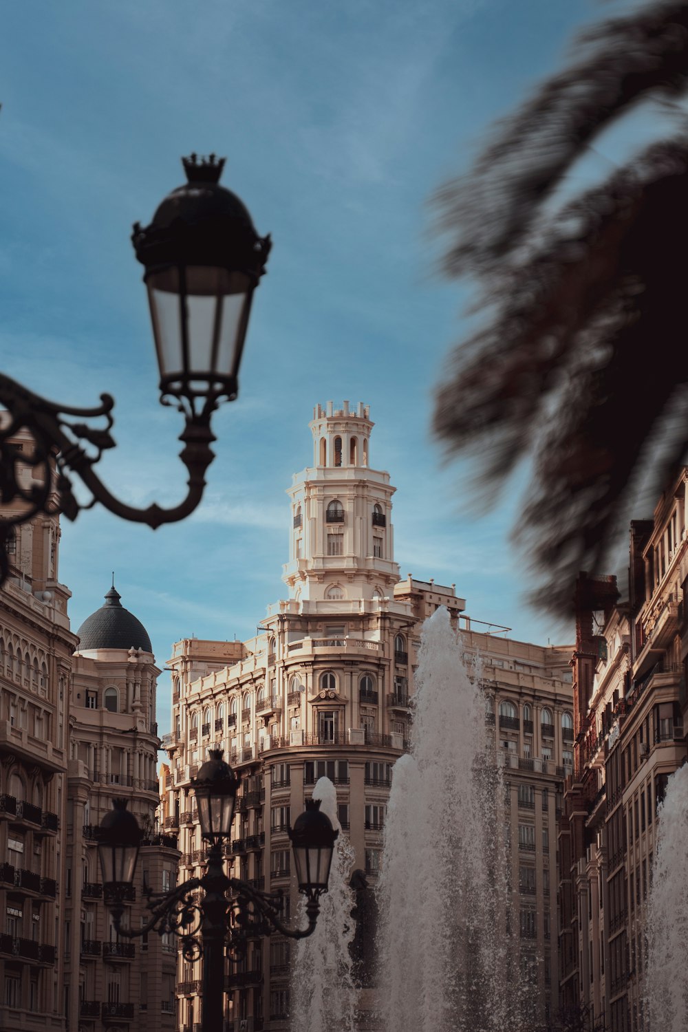 luz de rua preta perto do edifício de concreto branco durante o dia