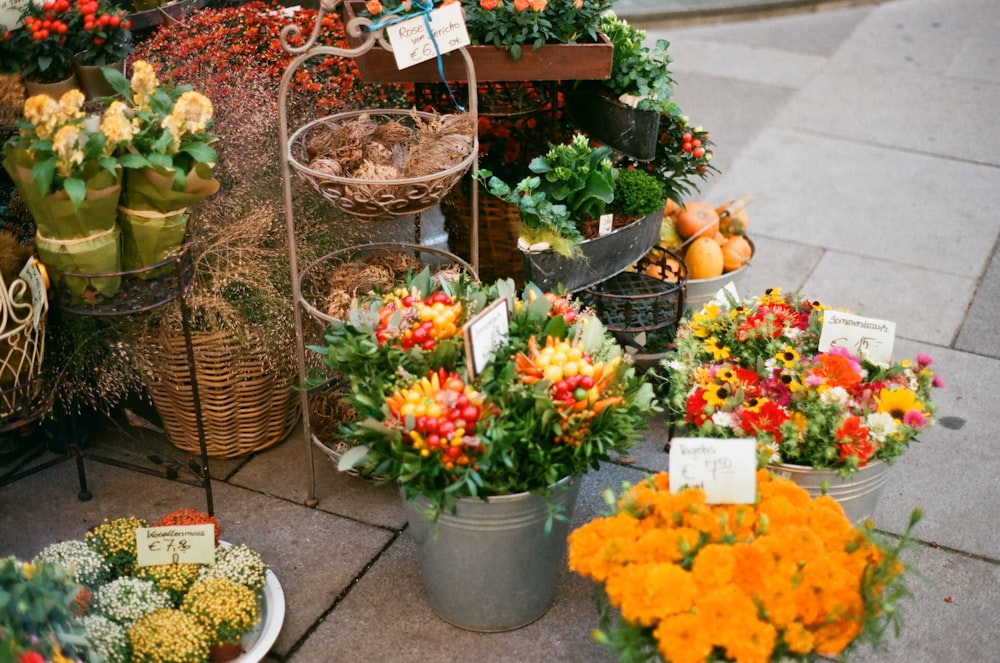 茶色の編まれたバスケットに黄色の赤と白の花