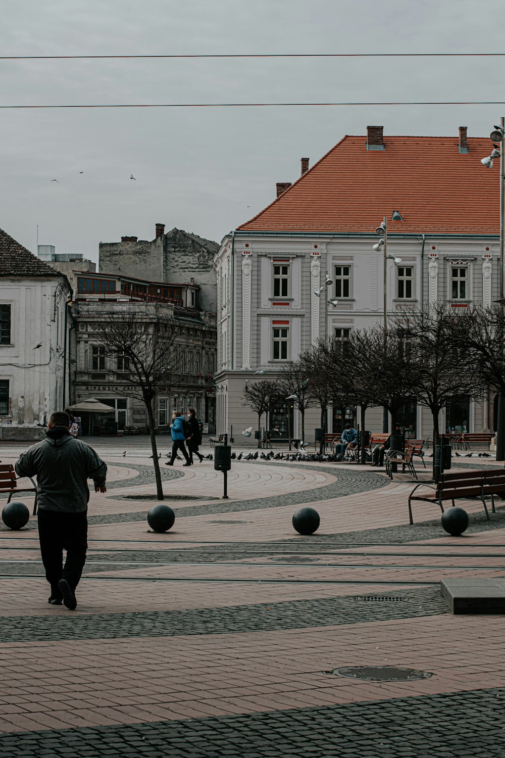 pessoas andando na rua perto do prédio durante o dia