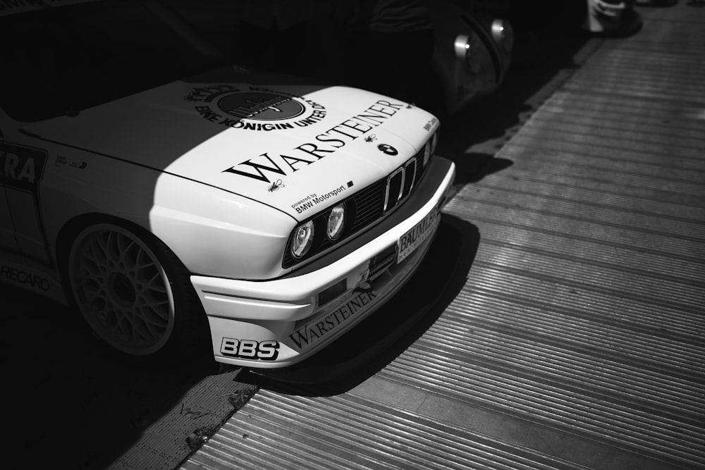 BMW M 3 bianca su strada