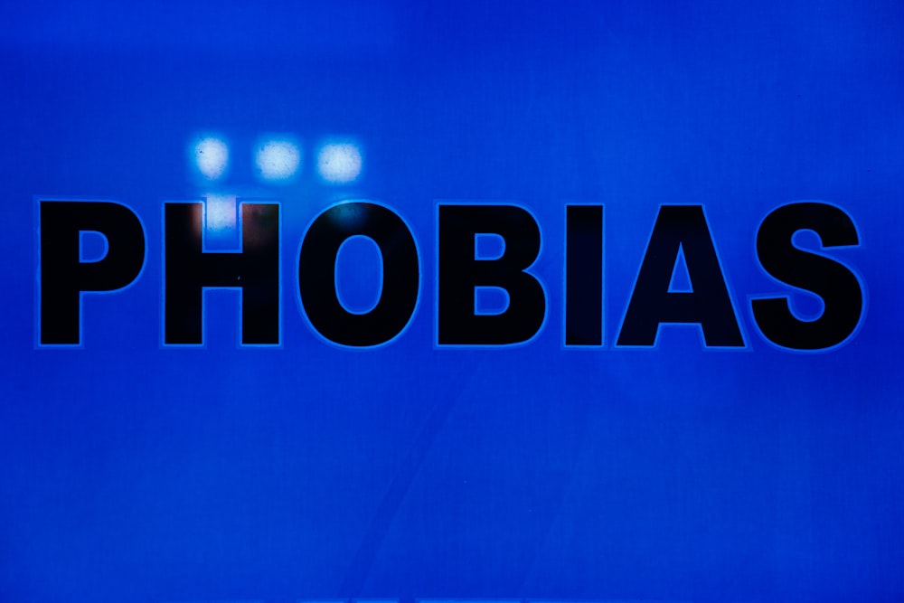 un letrero azul que dice fobias en él