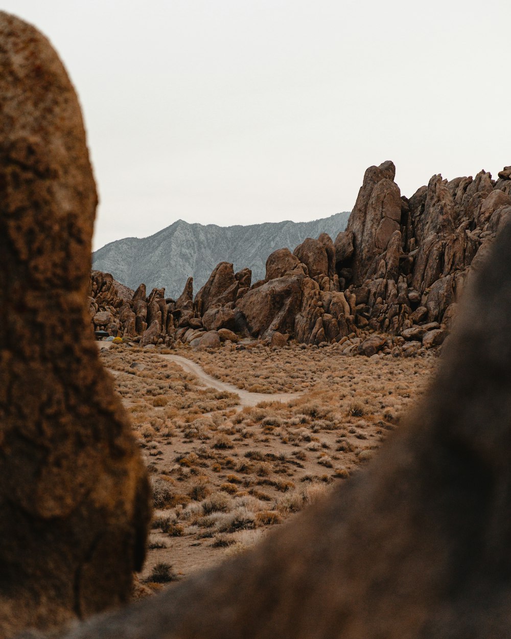 Formazione rocciosa marrone durante il giorno