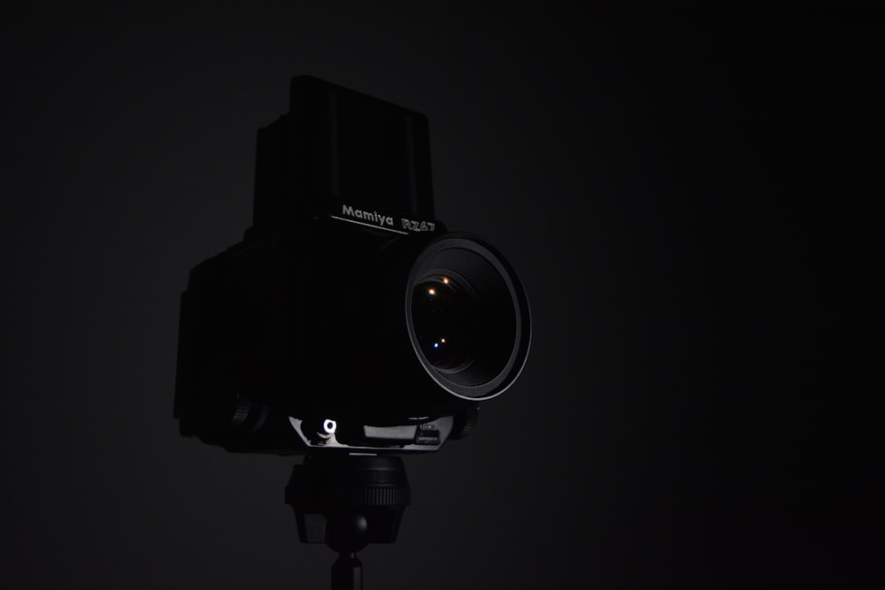 Fotocamera DSLR nera su superficie nera