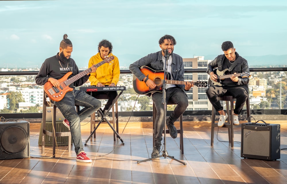 4 hommes jouant d’un instrument de musique