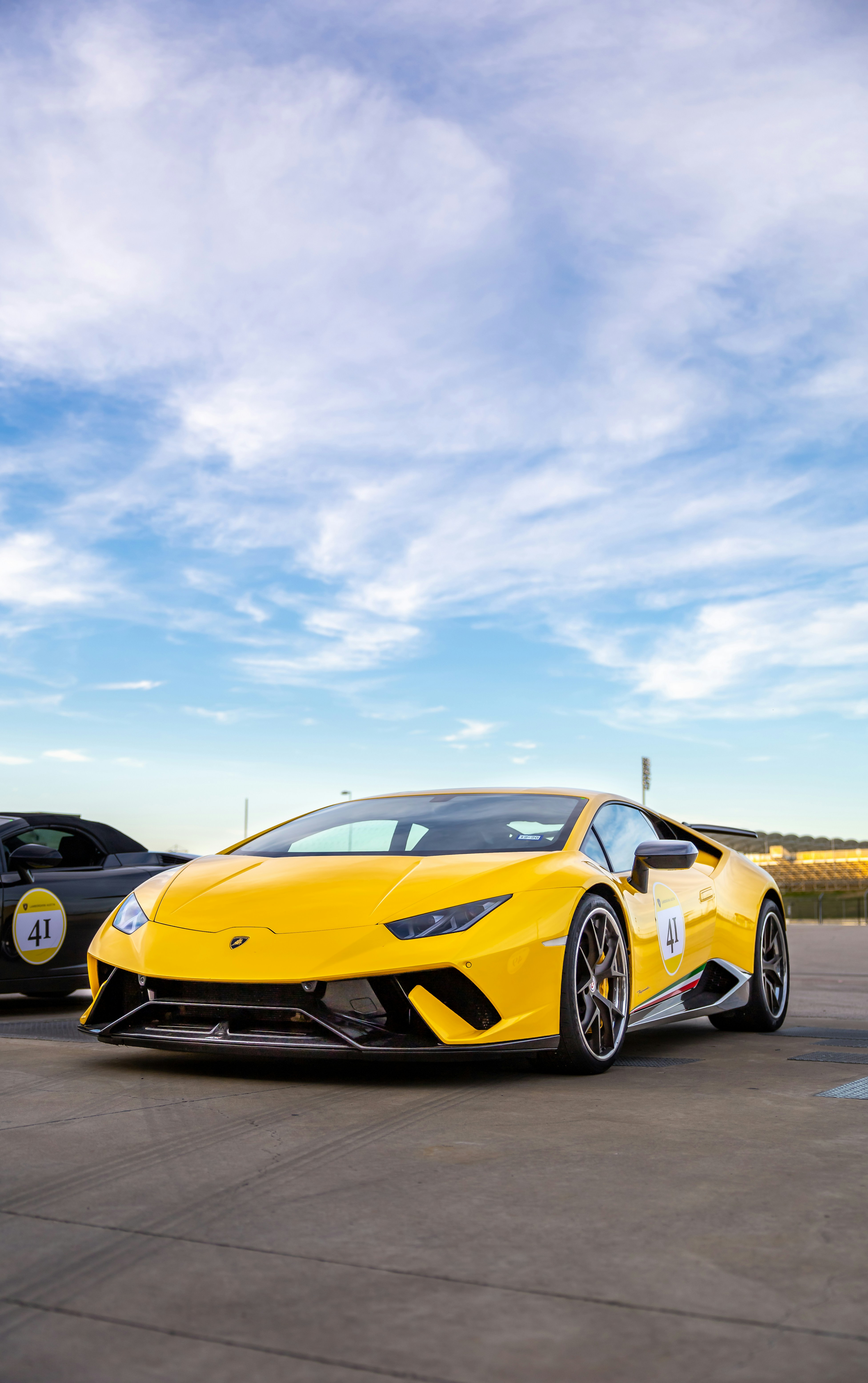 昼間の道路上の黄色のランボルギーニ アヴェンタドールの写真 Unsplashで見つけるオースティンの無料写真