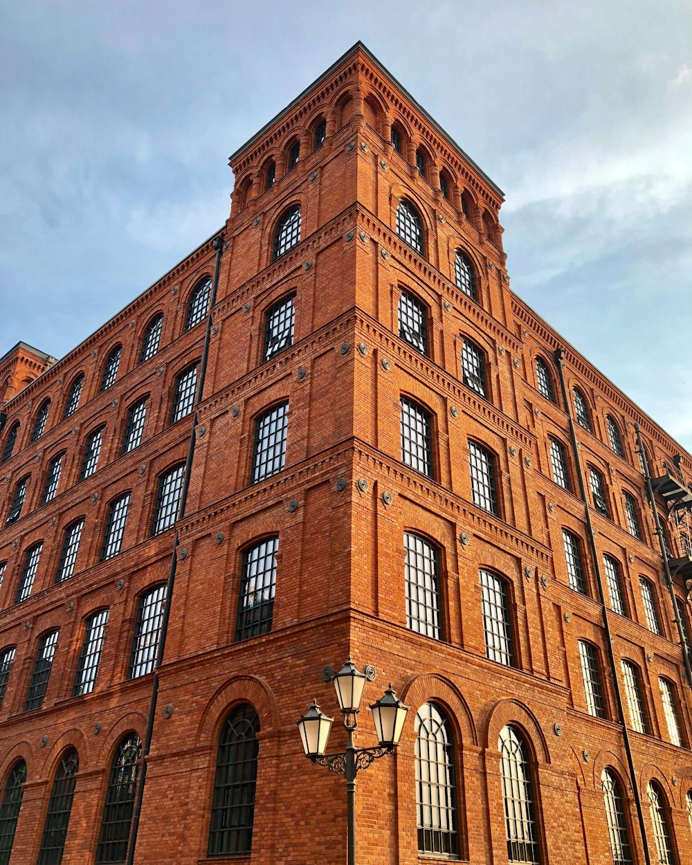 Braunes Betongebäude unter blauem Himmel tagsüber