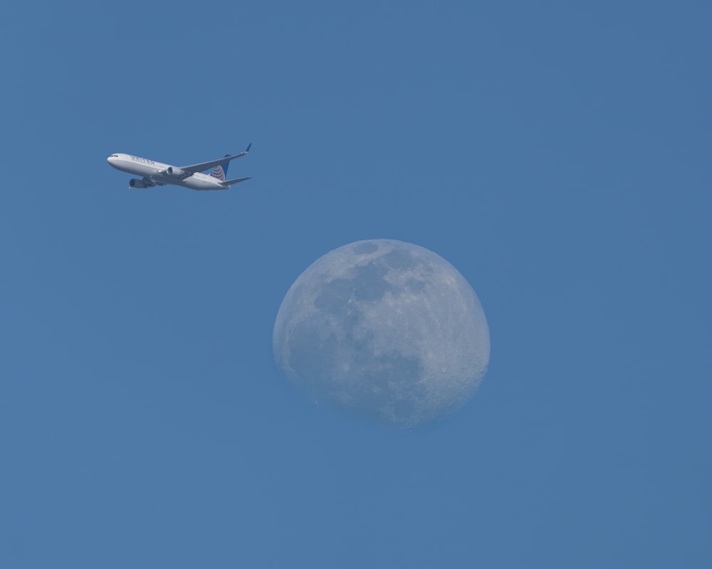avião branco voando no céu durante o dia