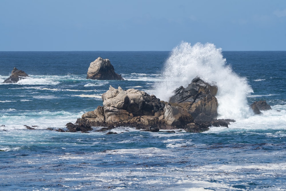 Formación de rocas marrones en el mar durante el día