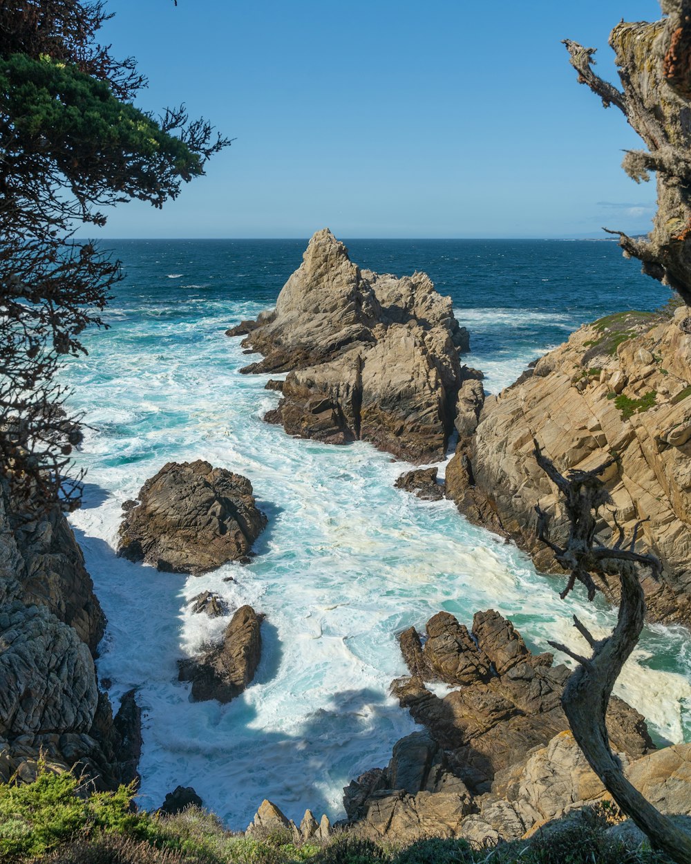 昼間の海上の茶色の岩層