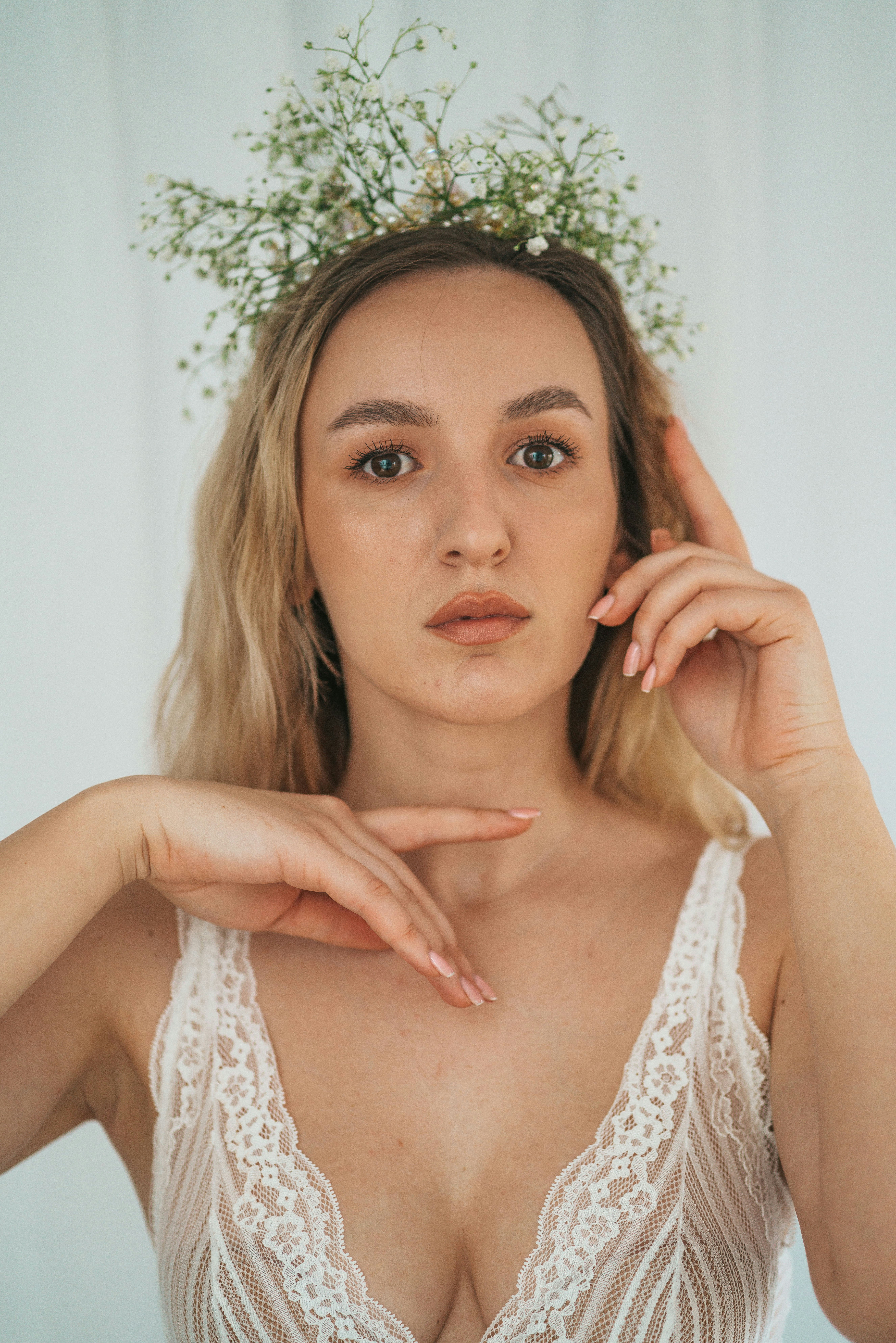 woman in white lace brassiere
