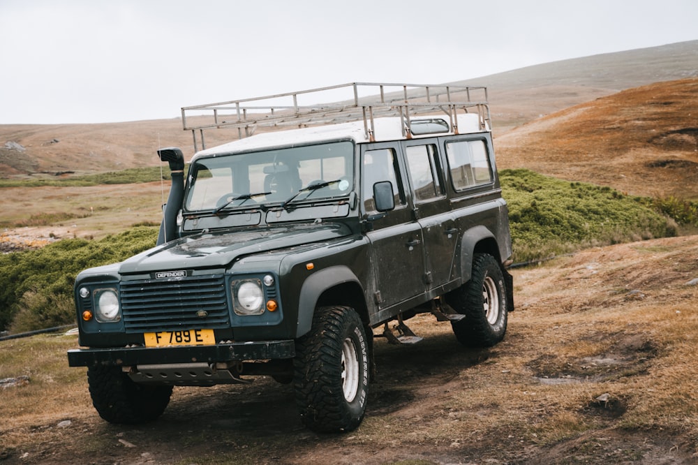 Schwarzer Jeep Wrangler tagsüber unterwegs